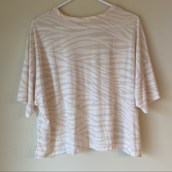 Old Navy Active Cream Animal Print Relaxed Fit Crop Top - Picture 2 of 7